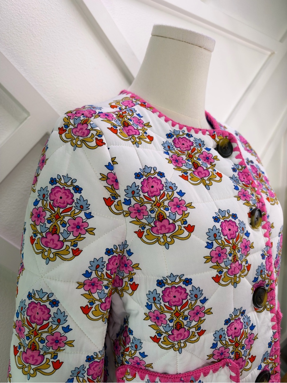 Boden Chelsea Quilted Jacket In Wildflower Stamp White Pink Size 6 - Picture 3 of 14